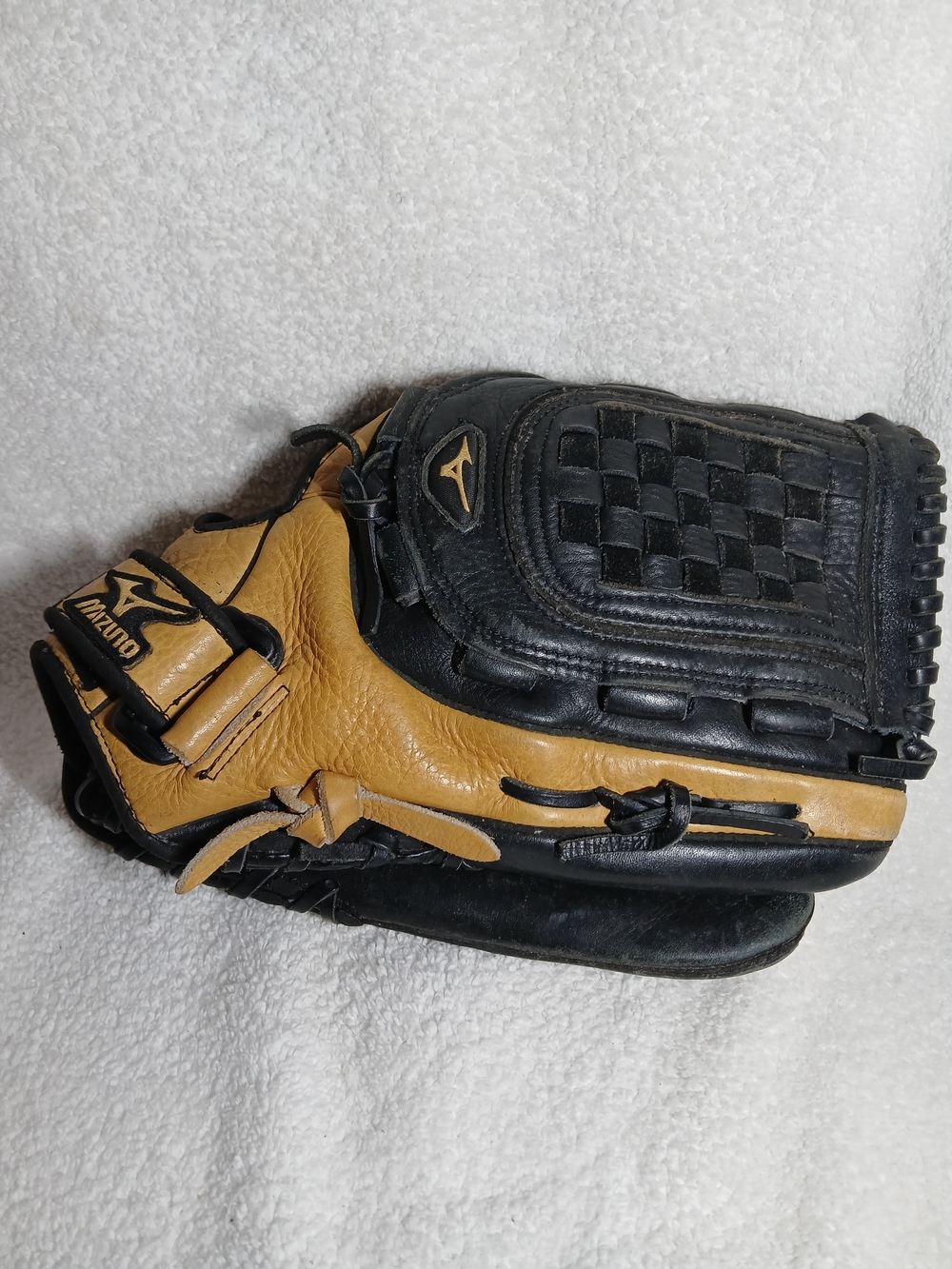 13" Mizuno Men's Black & Tan Leather Baseball Glove